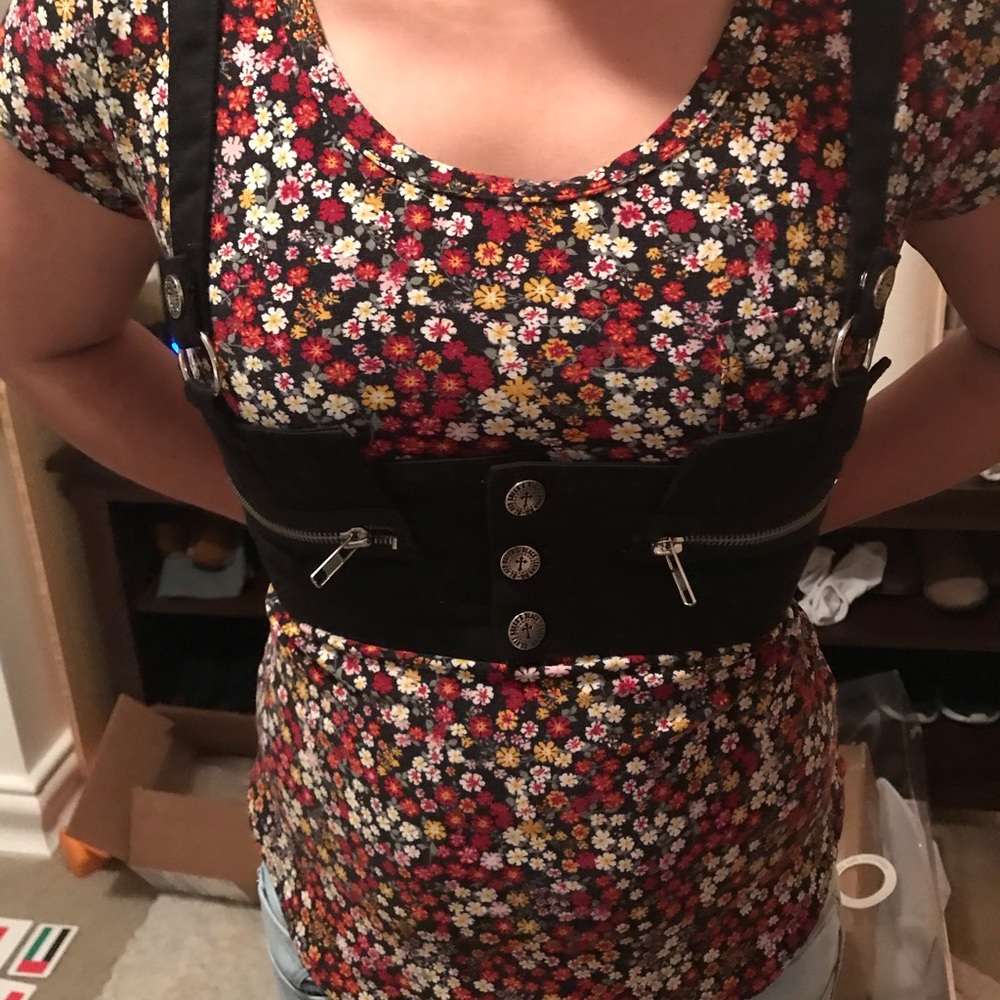 Gothic Black Top underboob accessory